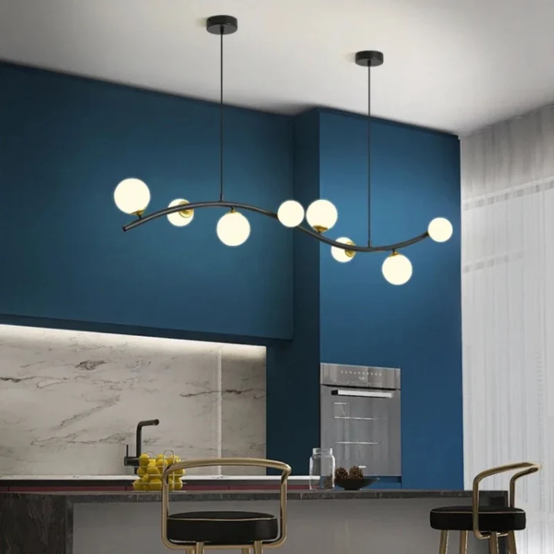 Lustre Noir Design Ondulé – Ampoules Opalines, Ambiance Conviviale