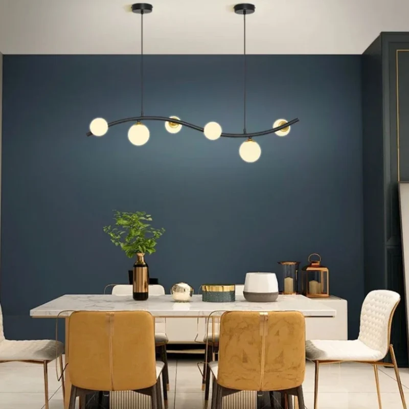 Lustre Noir Design Ondulé – Ampoules Opalines, Ambiance Conviviale
