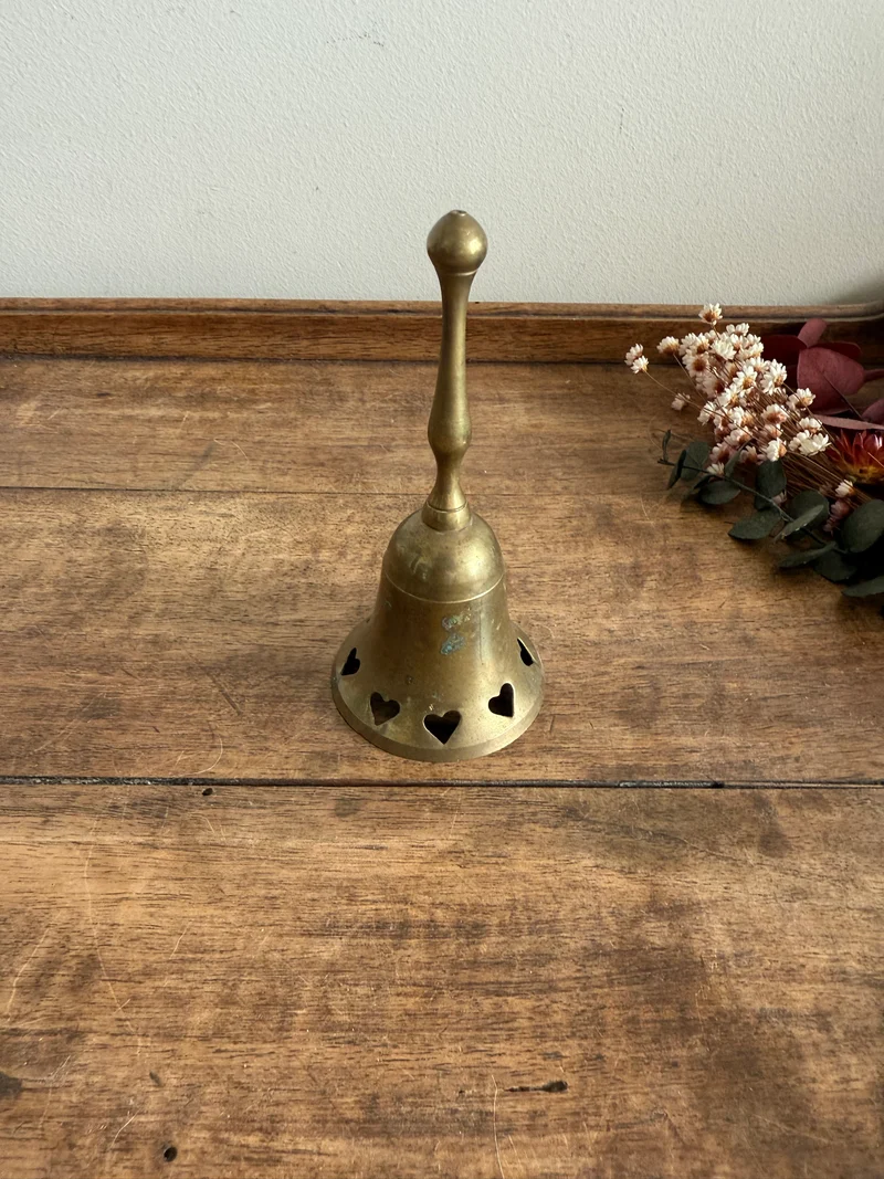 Cloche en laiton petit cœurs