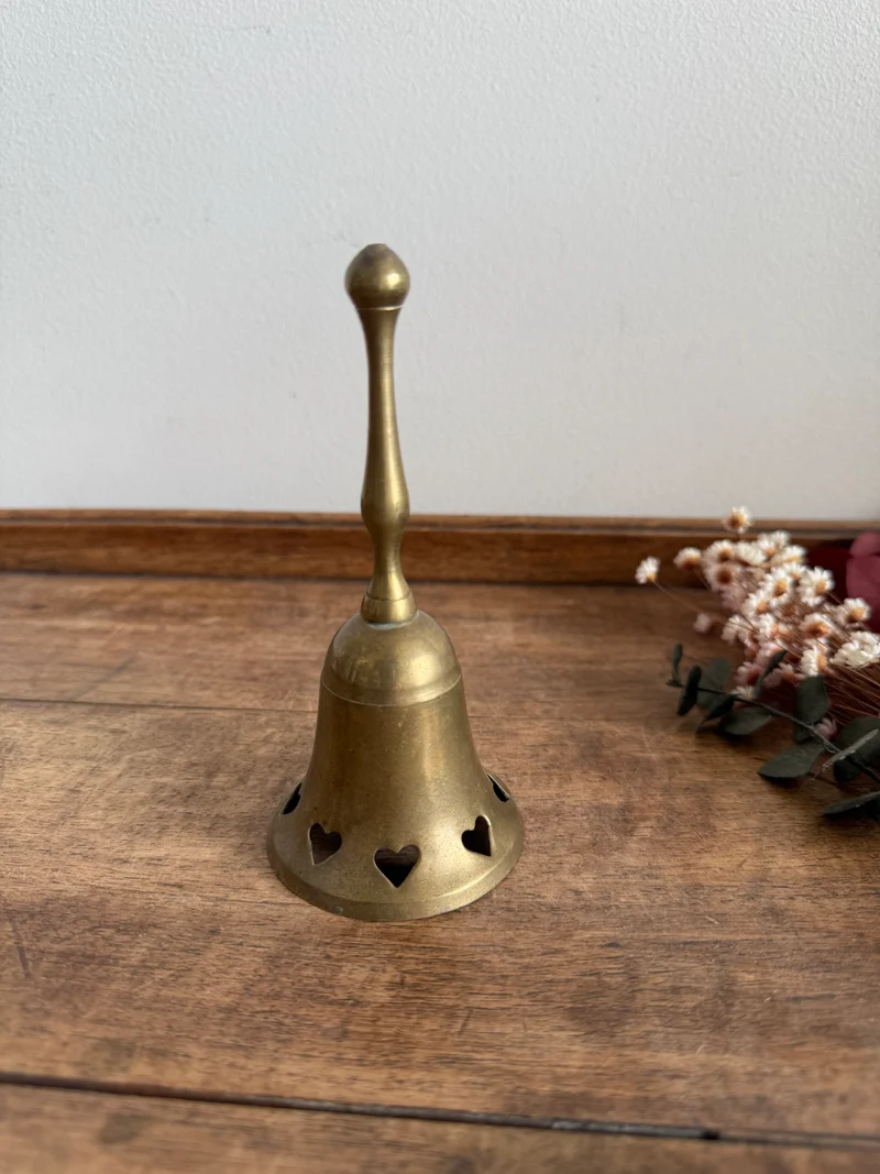 Cloche en laiton petit cœurs