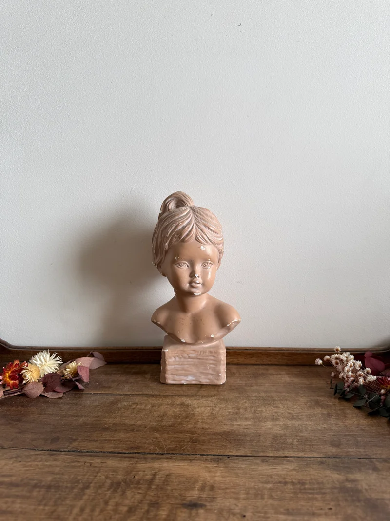 Buste jeune fille en platre rose