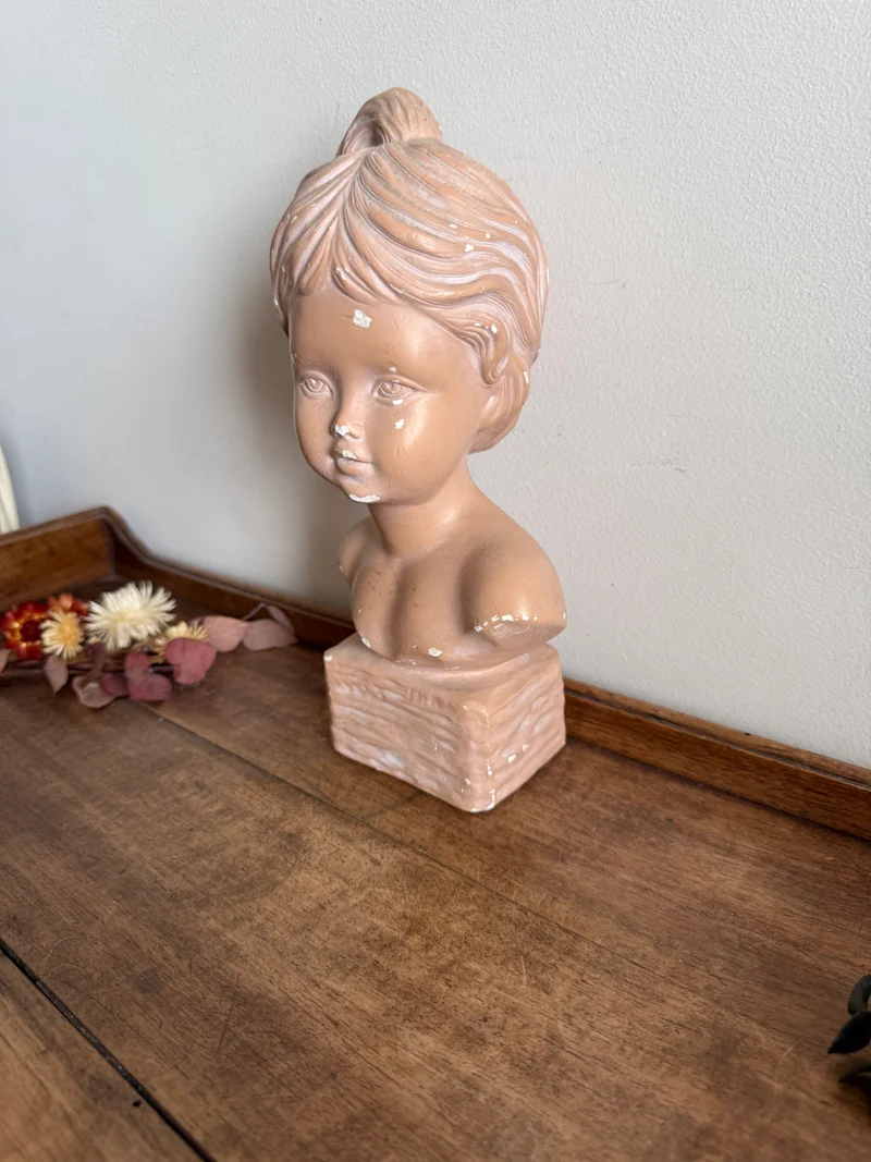 Buste jeune fille en platre rose