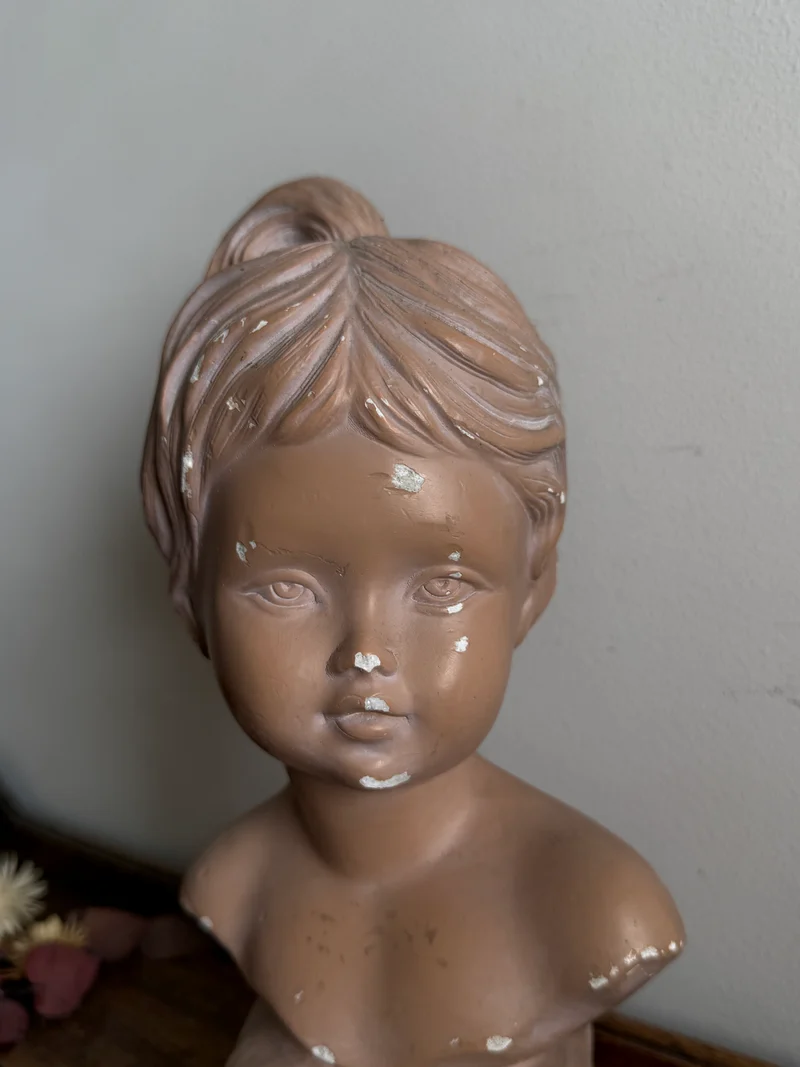 Buste jeune fille en platre rose