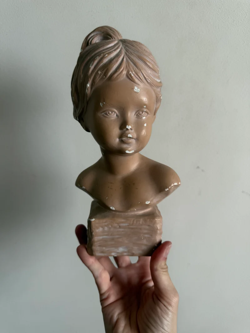 Buste jeune fille en platre rose