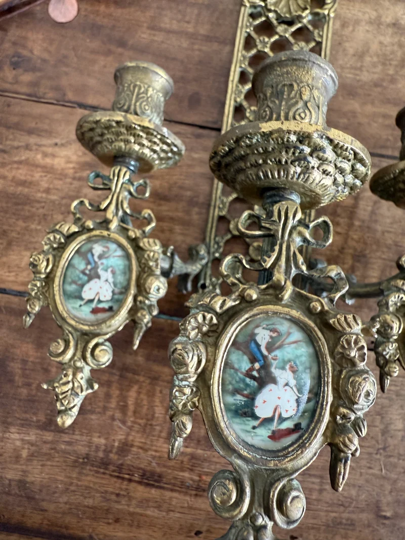 Bougeoirs appliques murale en bronze métal doré trois candélabres