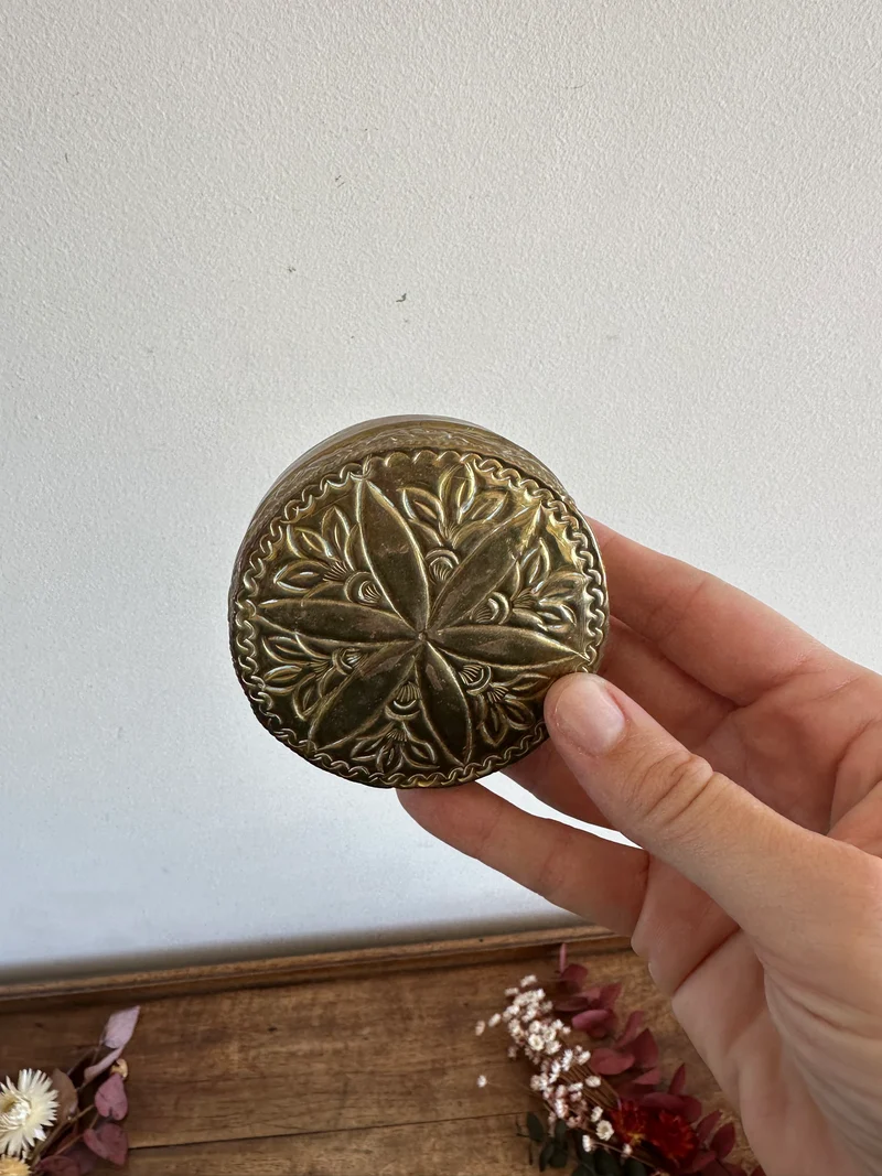 Bonbonnière en cuivre martelé motif lune