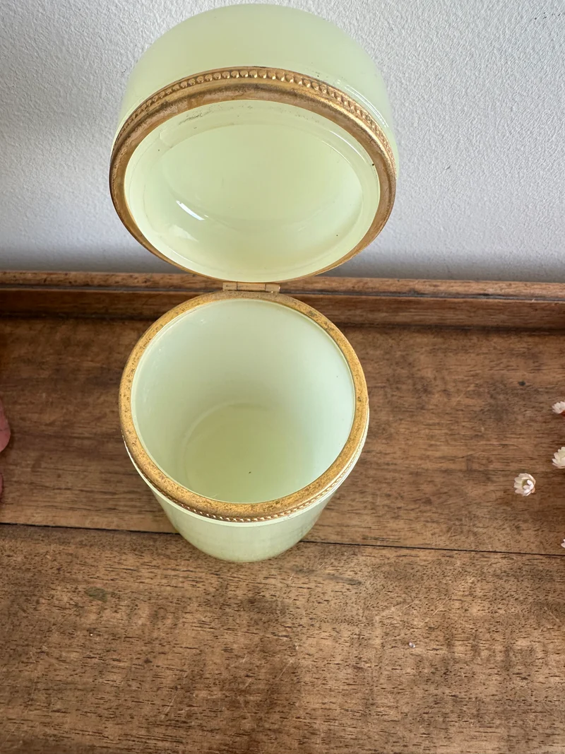 Pot en opaline cerclé de laiton