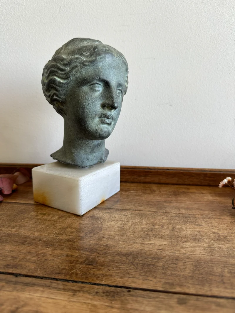 Statuette portrait d'après Vénus en plâtre patiné