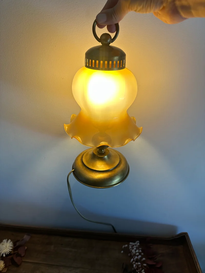 Lampe de table en laiton et opaline ton ambre