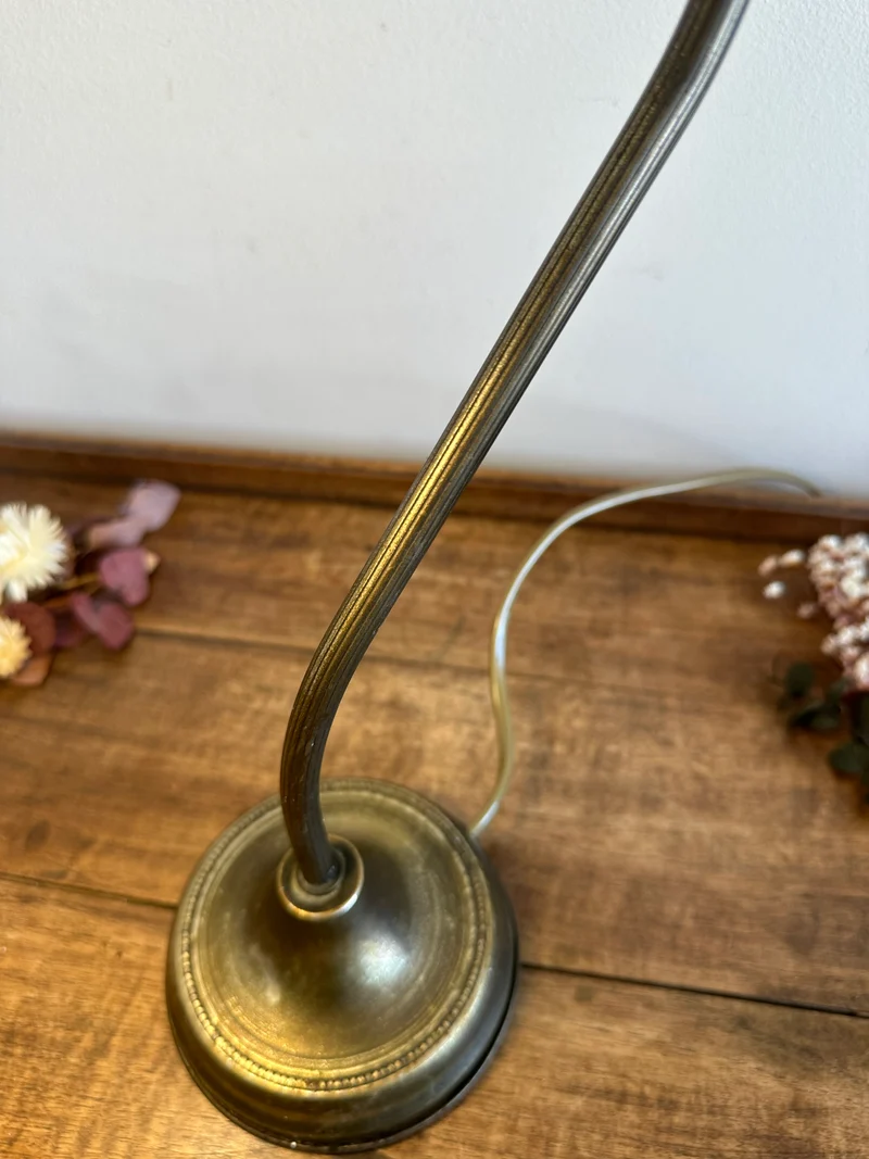Lampe col de cygne en laiton globe tulipe couleur rose orangé