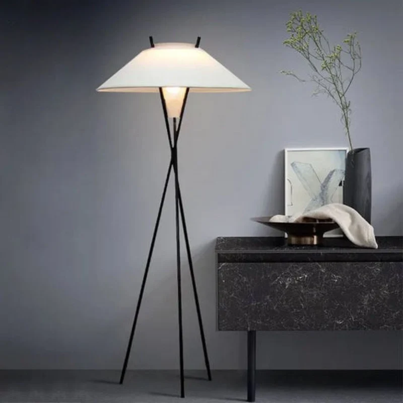 Lampadaire de Chambre Nordique en Tissu Blanc – Trépied Polyvalent