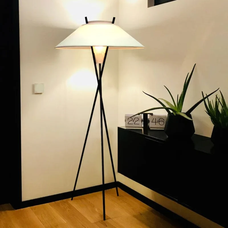 Lampadaire de Chambre Nordique en Tissu Blanc – Trépied Polyvalent