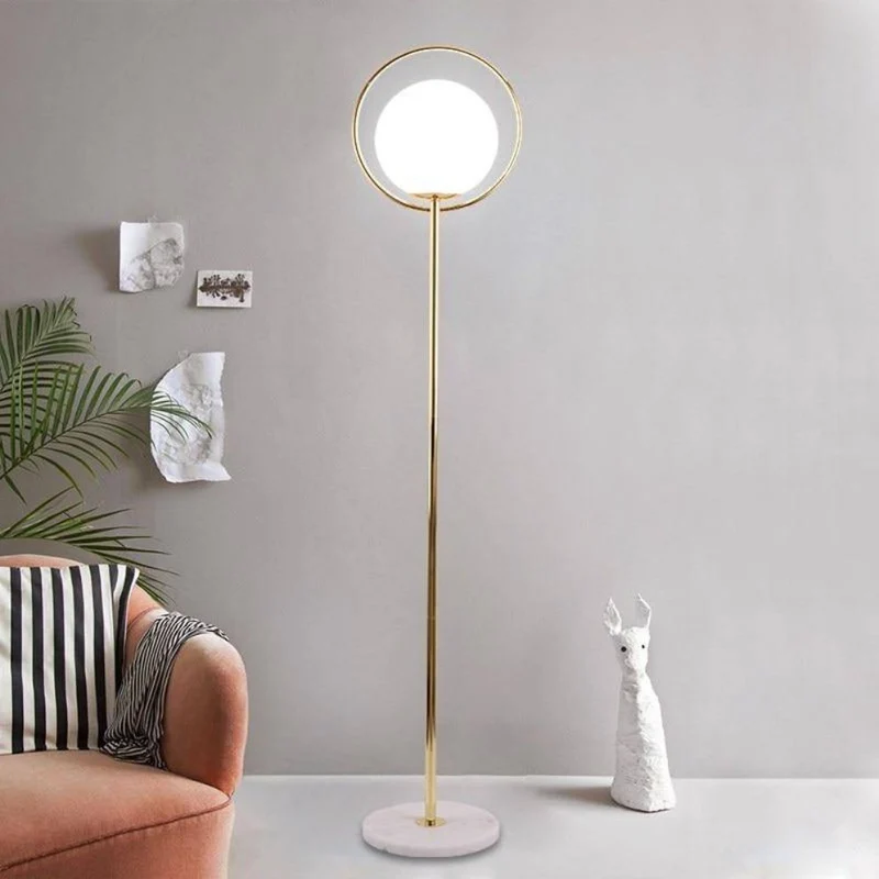 Lampadaire Laiton Doré et Verre Dépoli – Socle Marbre, Halo Lumineux
