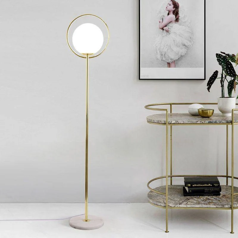 Lampadaire Laiton Doré et Verre Dépoli – Socle Marbre, Halo Lumineux