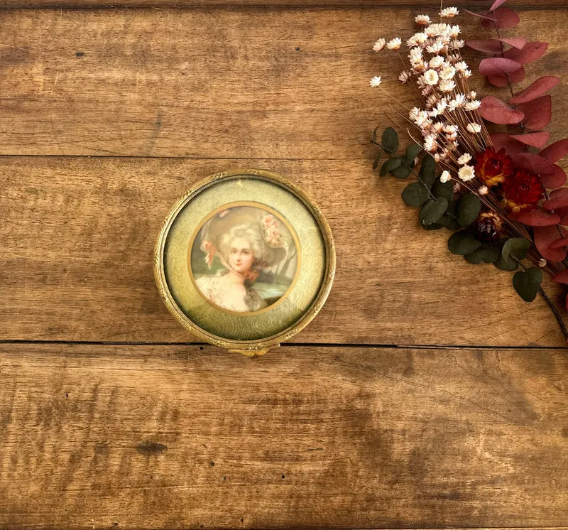 Bonbonnière en laiton portrait sous verre