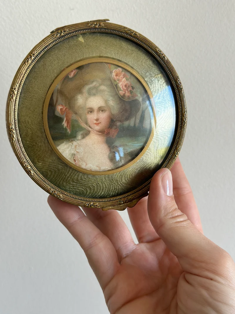 Bonbonnière en laiton portrait sous verre