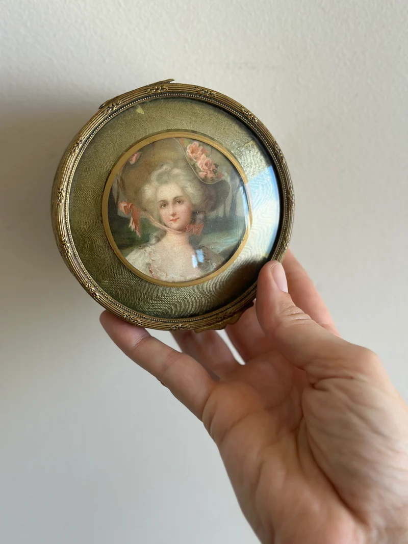 Bonbonnière en laiton portrait sous verre
