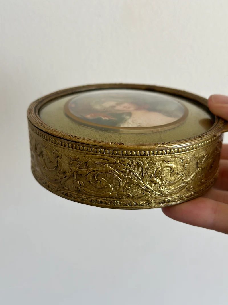 Bonbonnière en laiton portrait sous verre