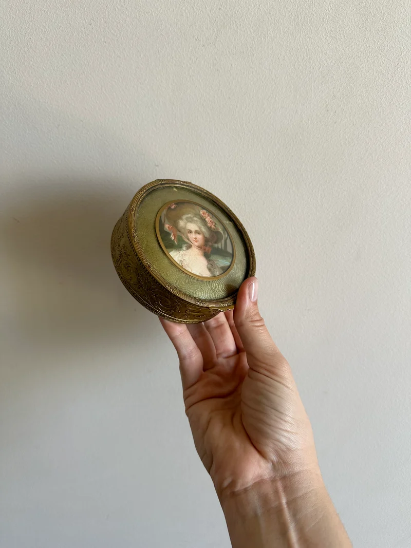 Bonbonnière en laiton portrait sous verre
