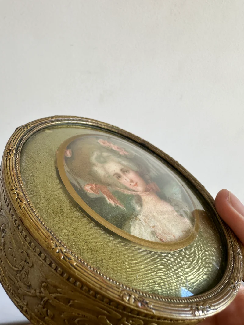 Bonbonnière en laiton portrait sous verre
