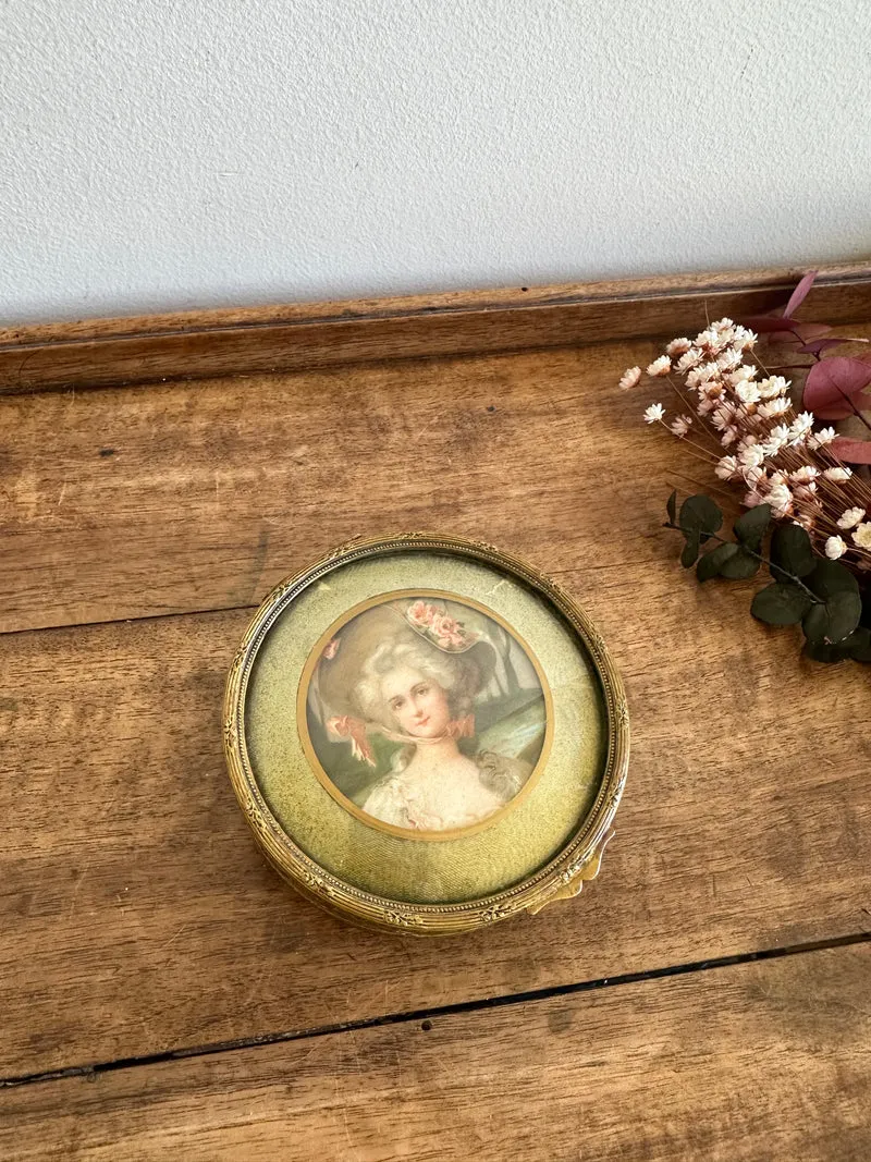 Bonbonnière en laiton portrait sous verre