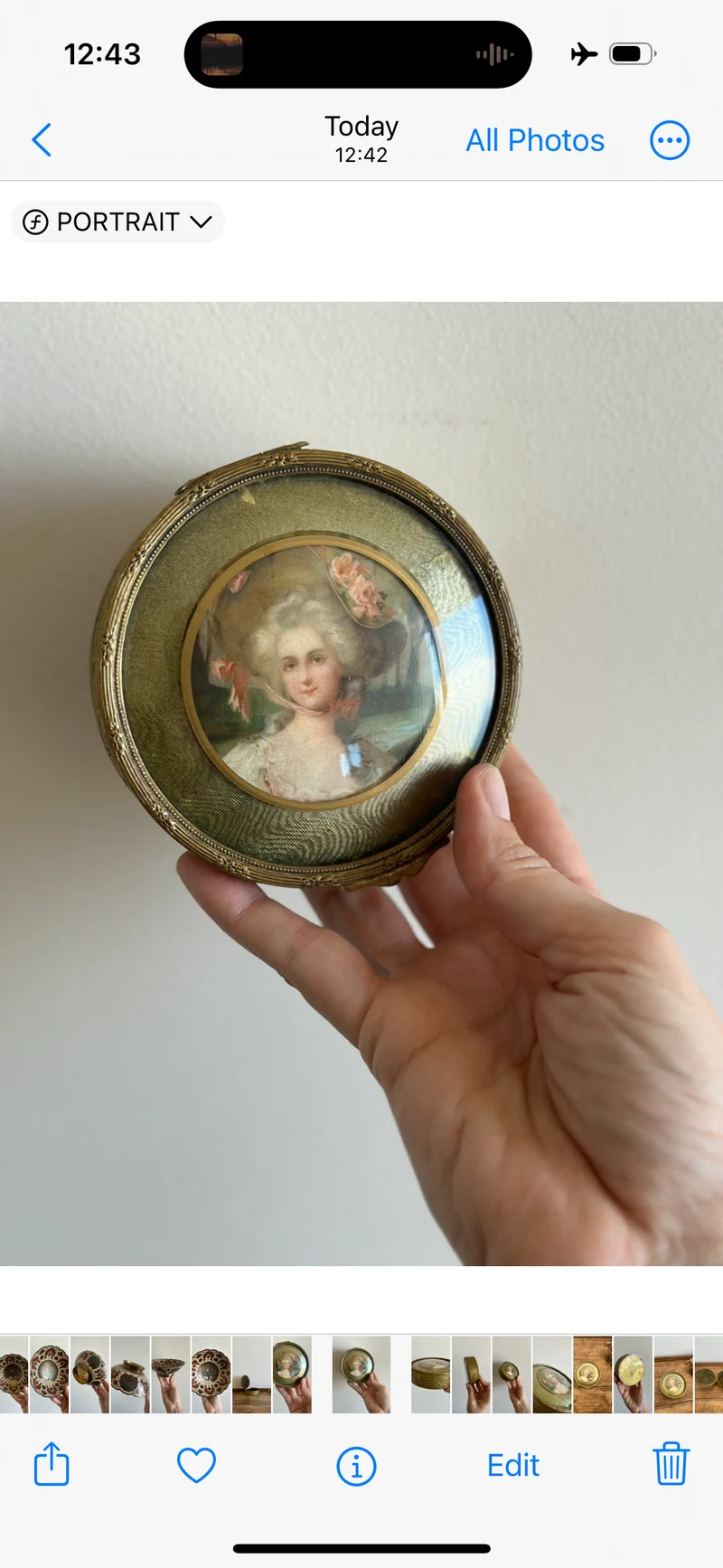 Bonbonnière en laiton portrait sous verre
