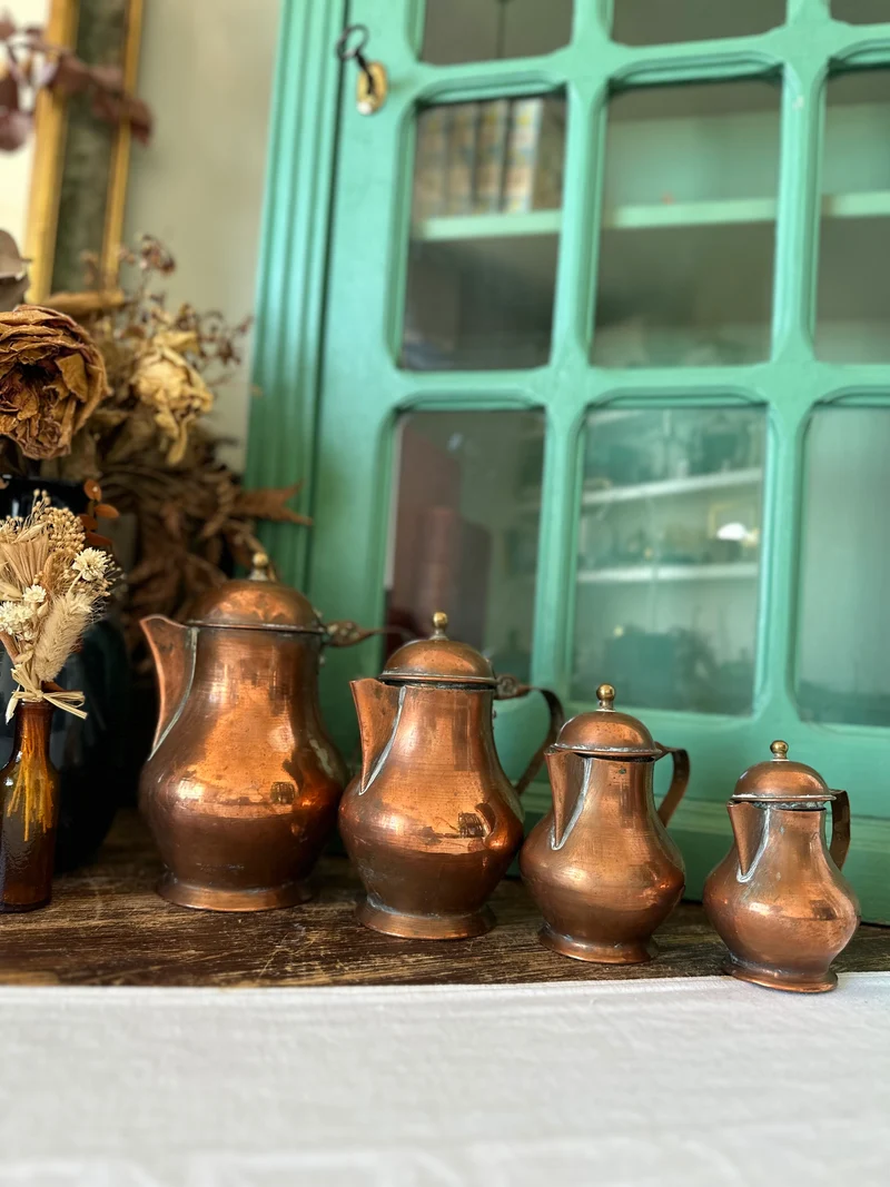 Pichets décoratifs anciens en cuivre