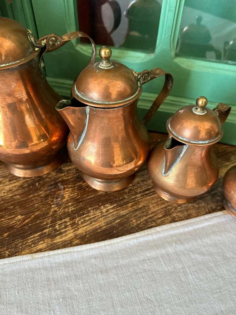 Pichets décoratifs anciens en cuivre