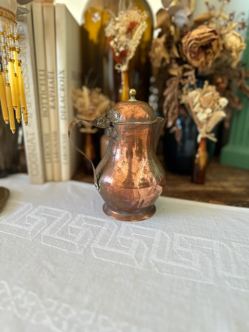 Pichets décoratifs anciens en cuivre