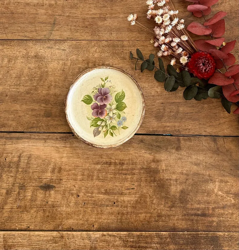 Coupelle en bois décorée de violettes