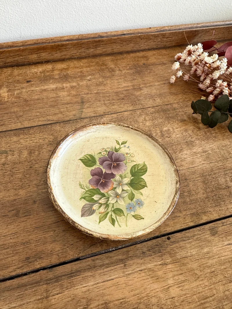 Coupelle en bois décorée de violettes