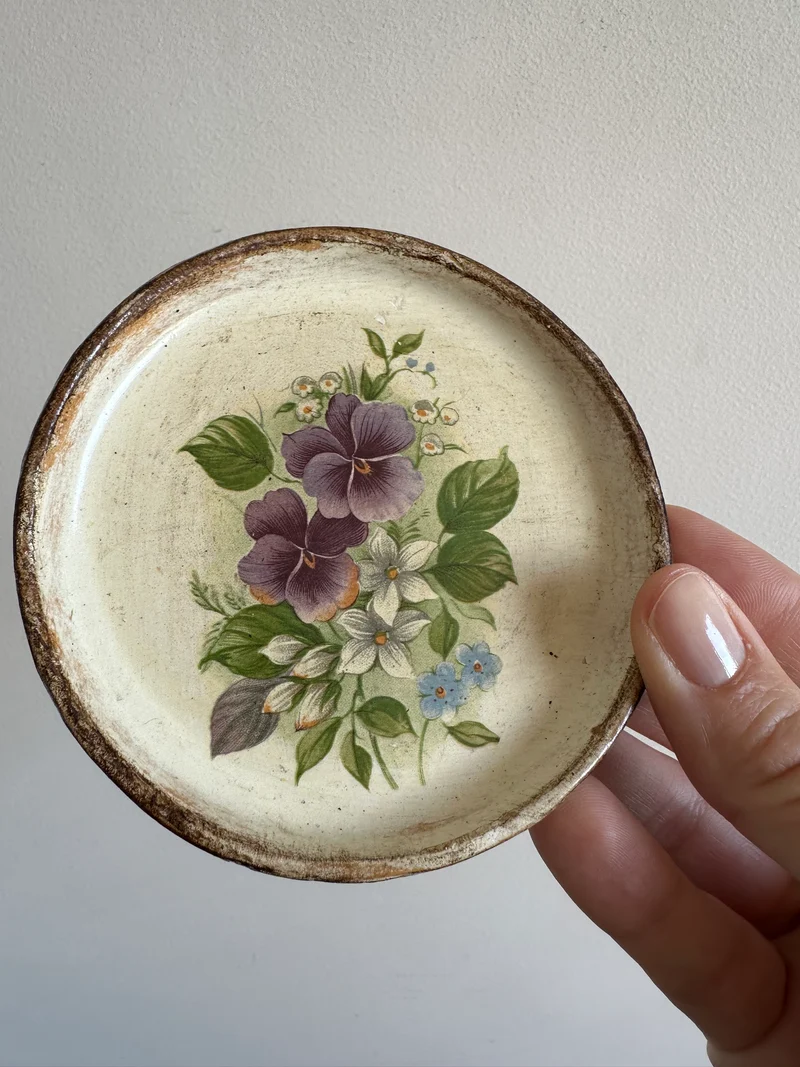 Coupelle en bois décorée de violettes