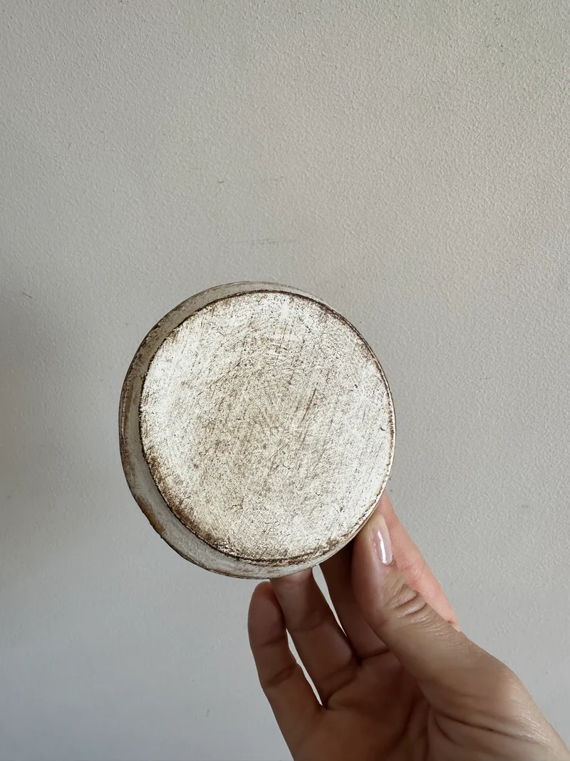 Coupelle en bois décorée de violettes