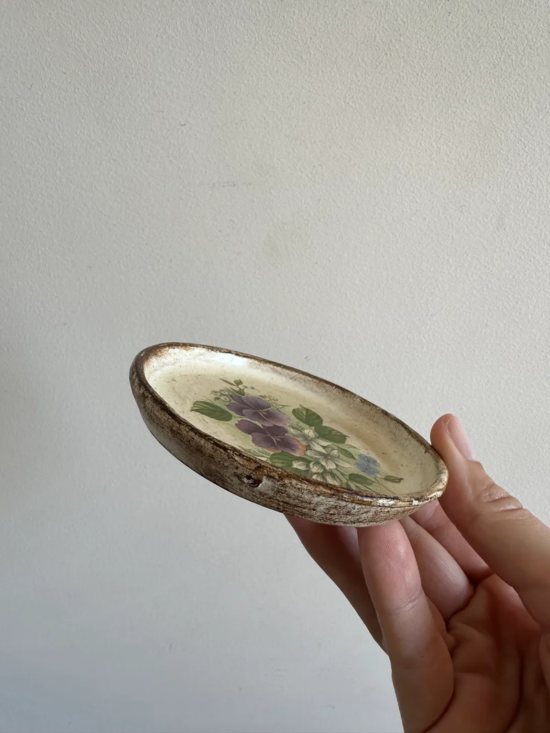 Coupelle en bois décorée de violettes