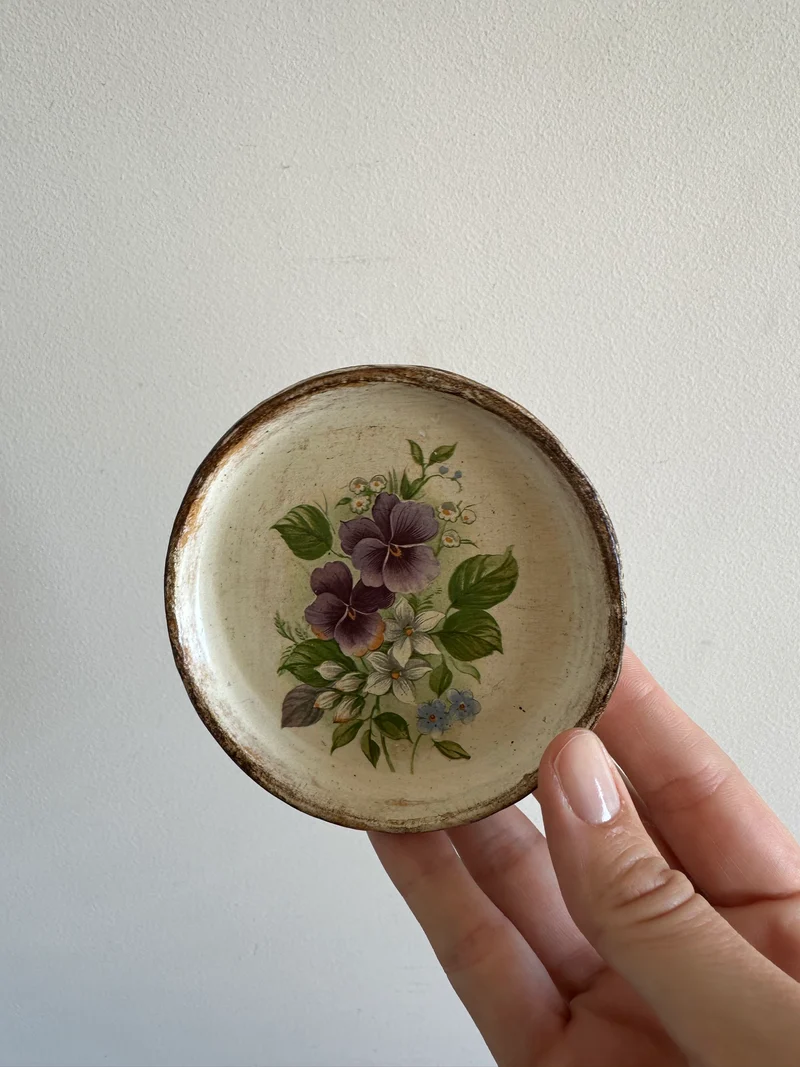 Coupelle en bois décorée de violettes