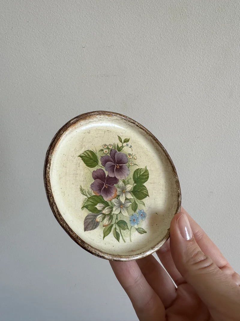 Coupelle en bois décorée de violettes