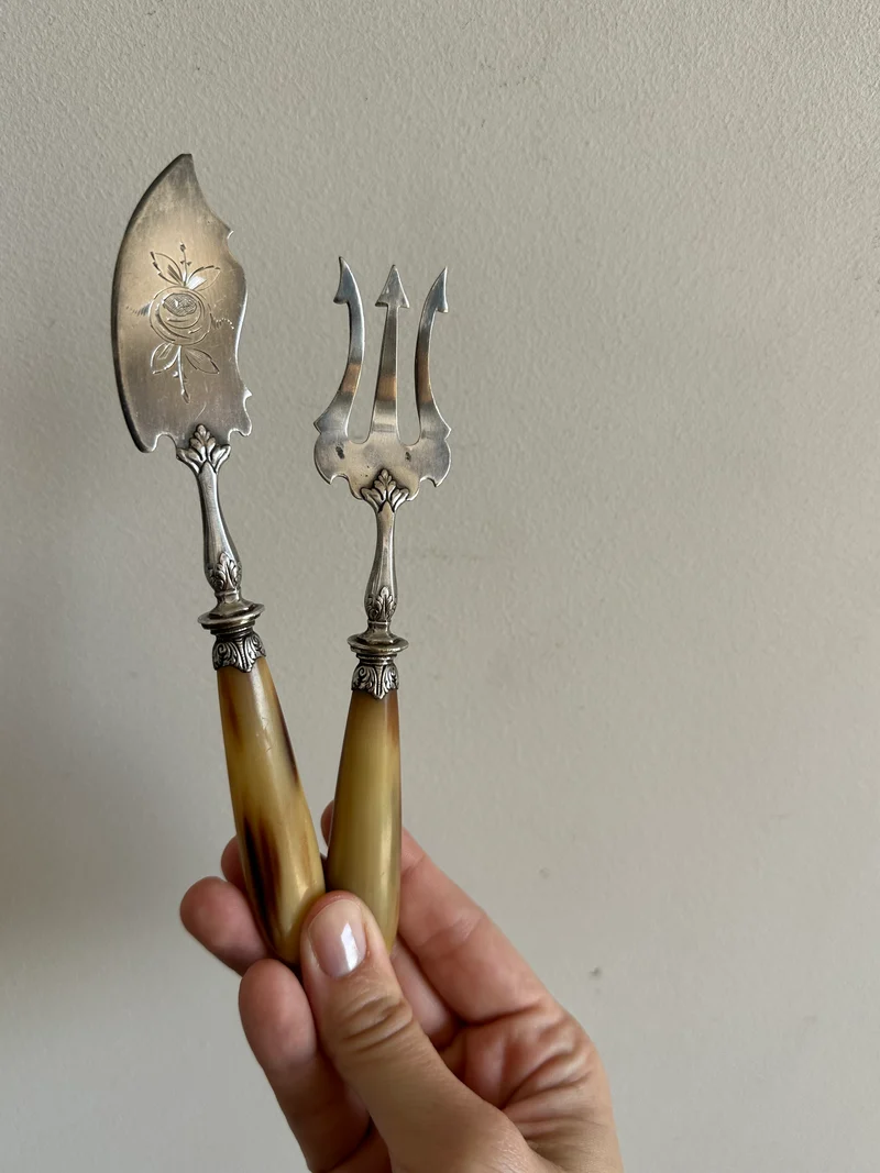 Couverts de service en métal argenté manches en bakélite