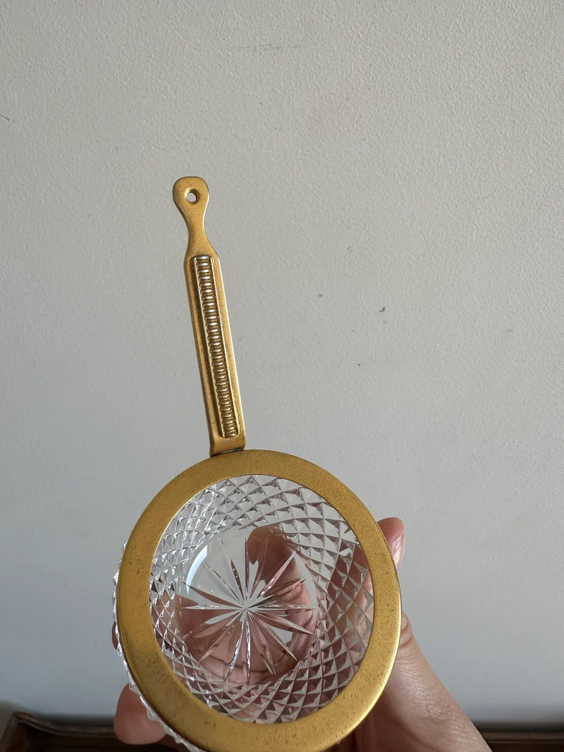 Cendrier en cristal cerclé de laiton doré avec manche