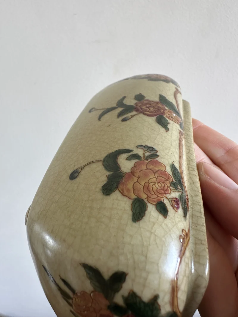 Bonbonnière Art Nouveau en porcelaine émaillée couvercle en bronze ajouré