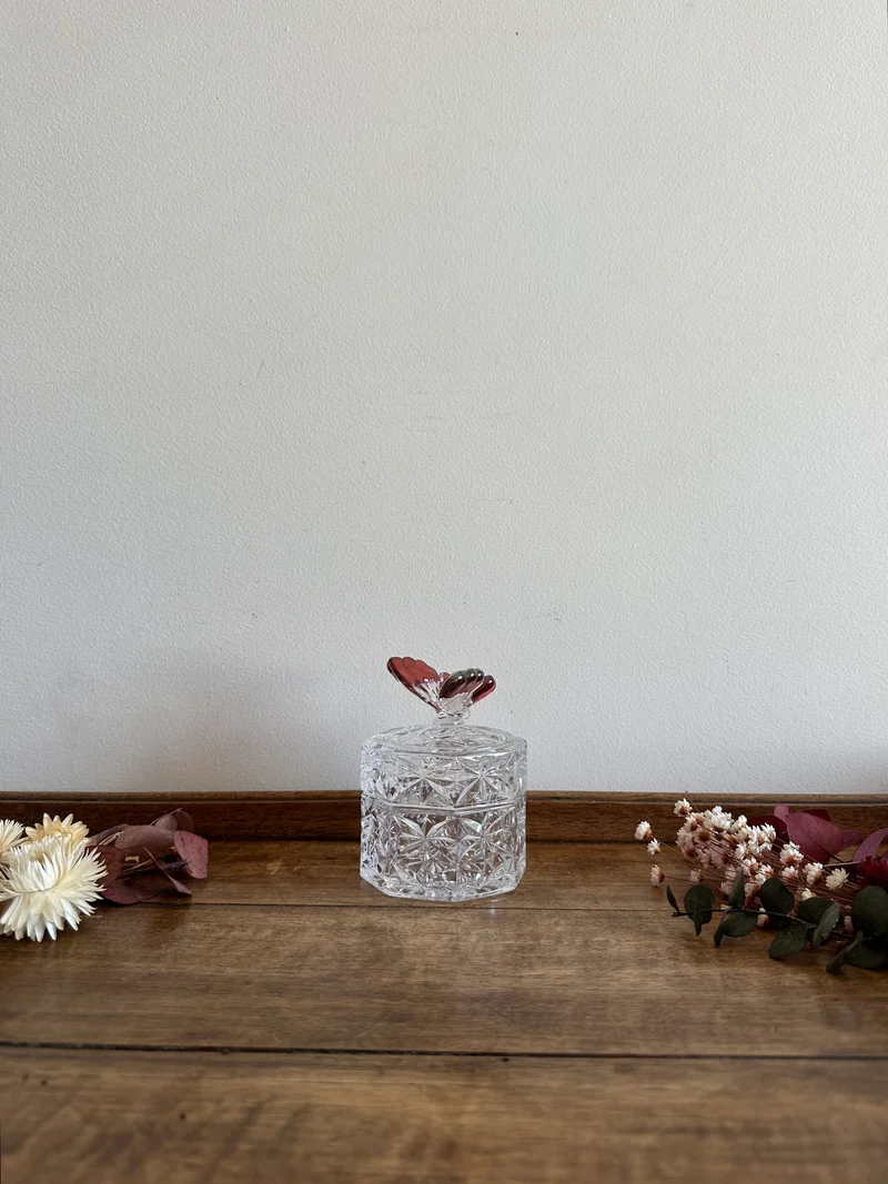 Bonbonnière en cristal de bohème surmontée d'un papillon rose
