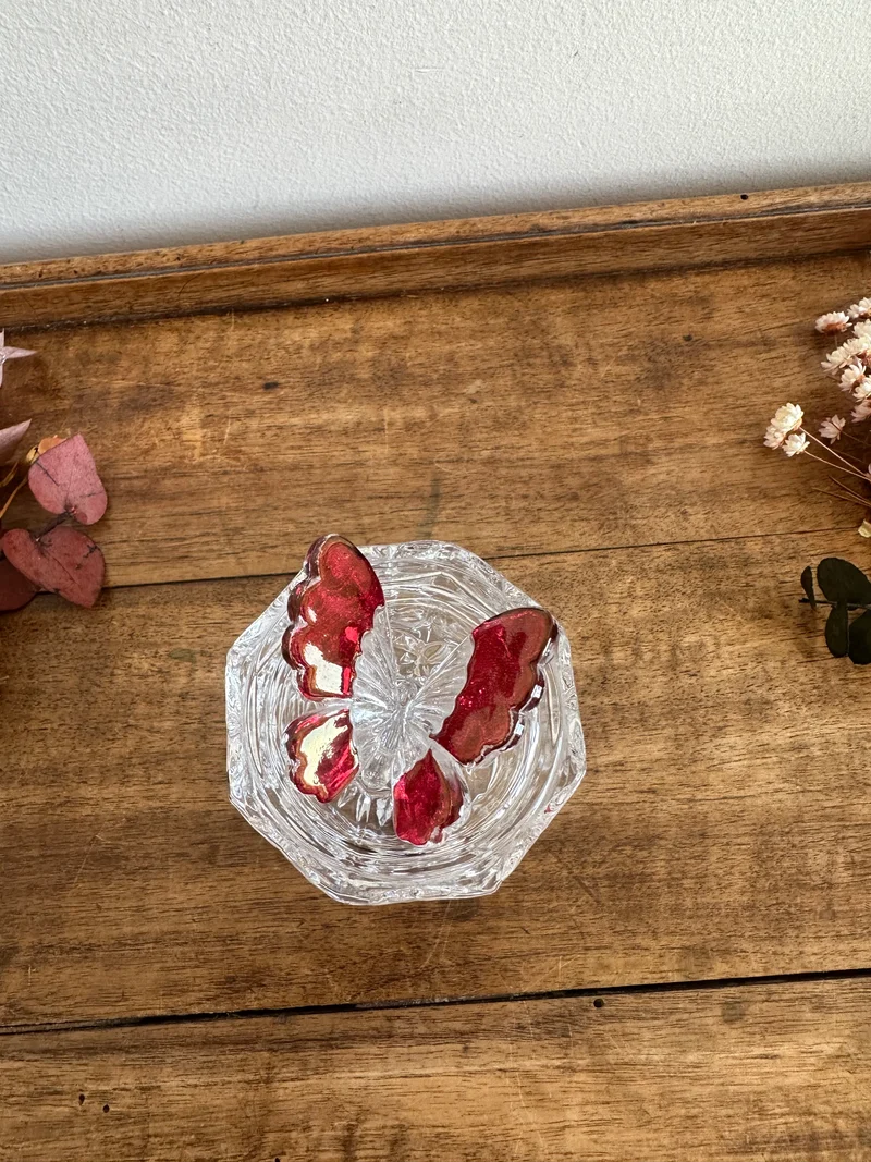 Bonbonnière en cristal de bohème surmontée d'un papillon rose