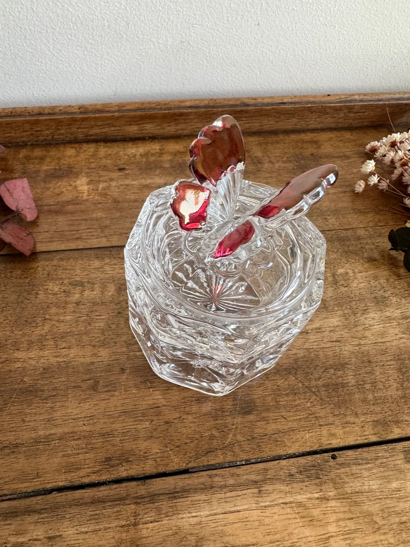Bonbonnière en cristal de bohème surmontée d'un papillon rose