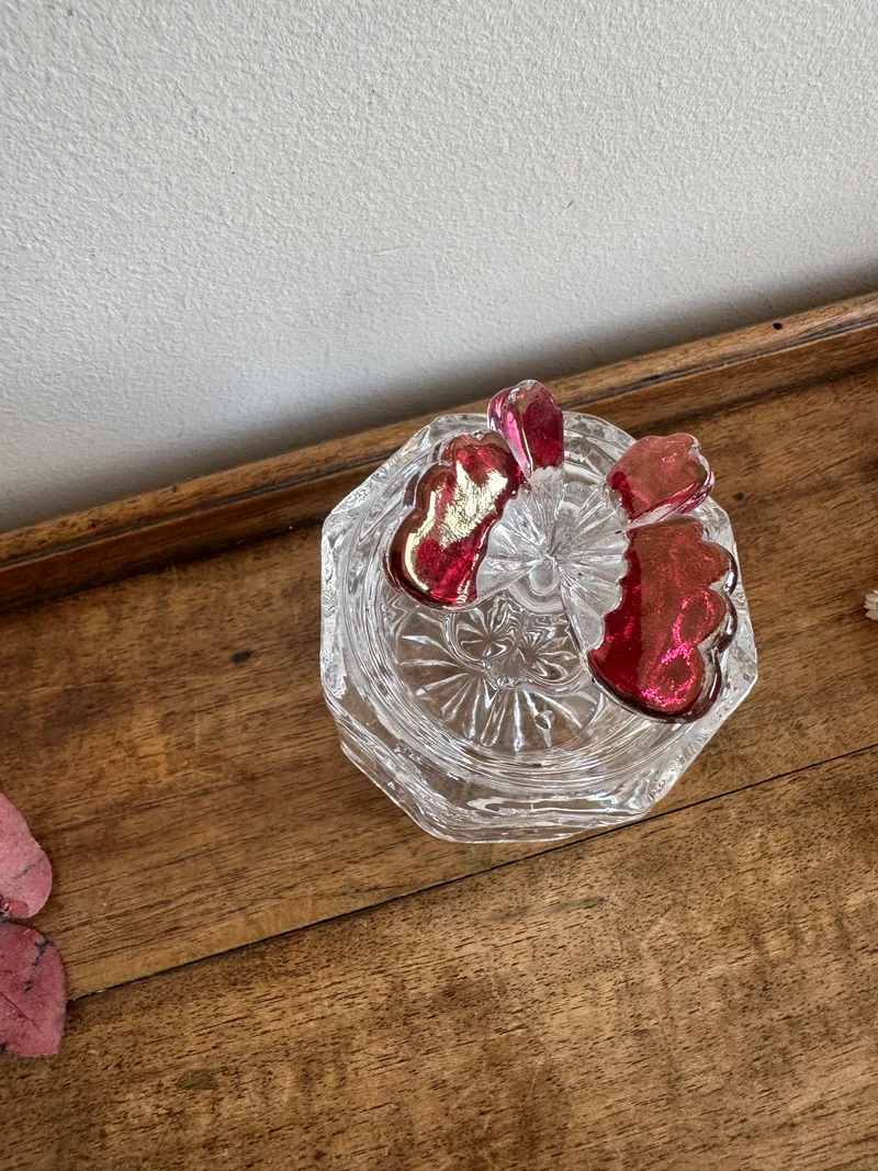 Bonbonnière en cristal de bohème surmontée d'un papillon rose