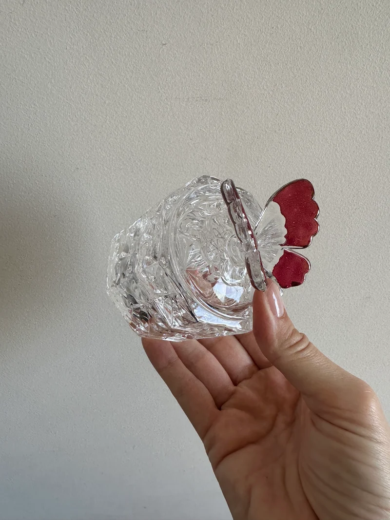 Bonbonnière en cristal de bohème surmontée d'un papillon rose