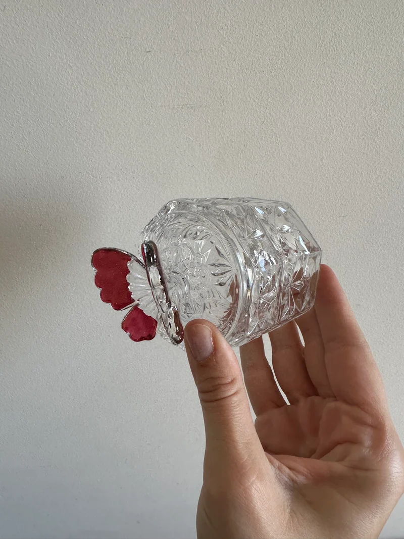 Bonbonnière en cristal de bohème surmontée d'un papillon rose