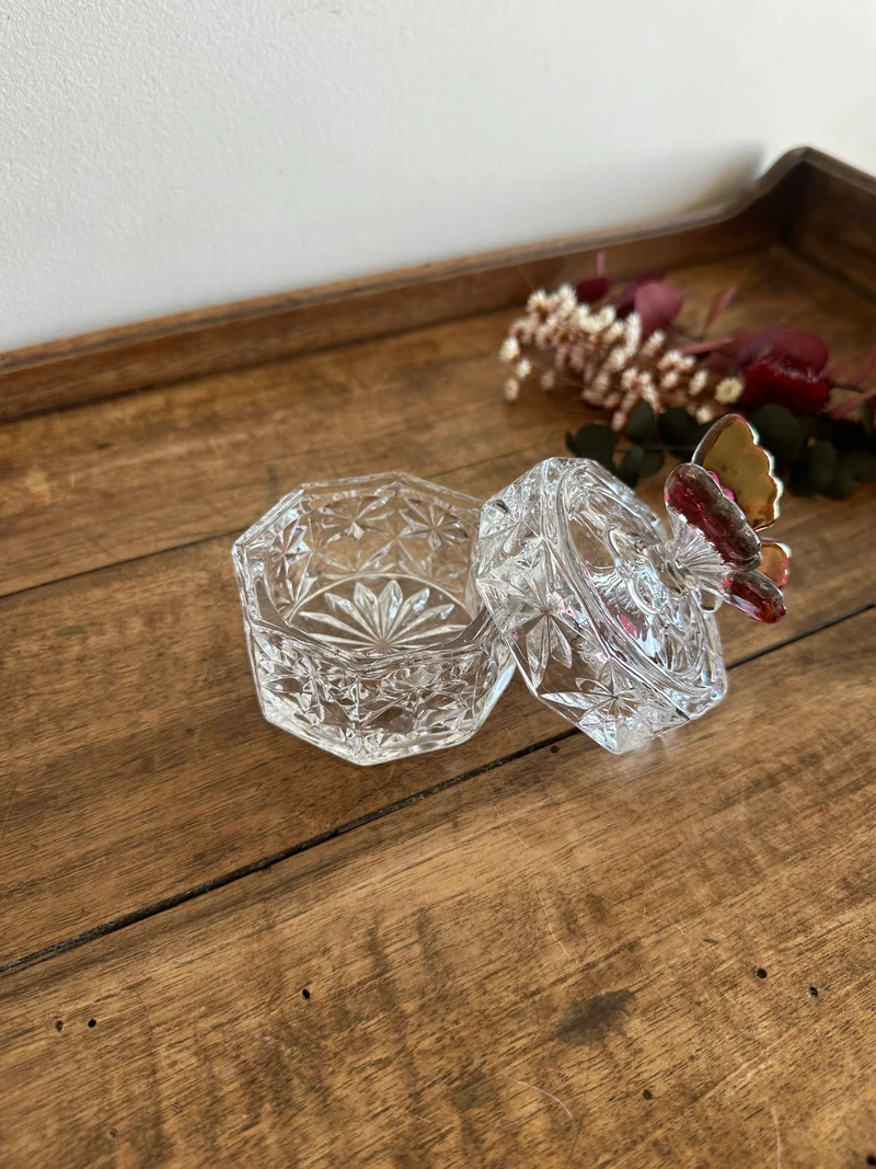 Bonbonnière en cristal de bohème surmontée d'un papillon rose