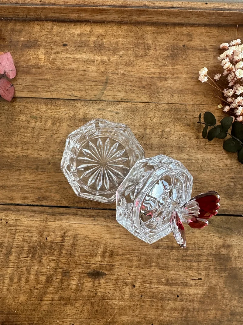 Bonbonnière en cristal de bohème surmontée d'un papillon rose