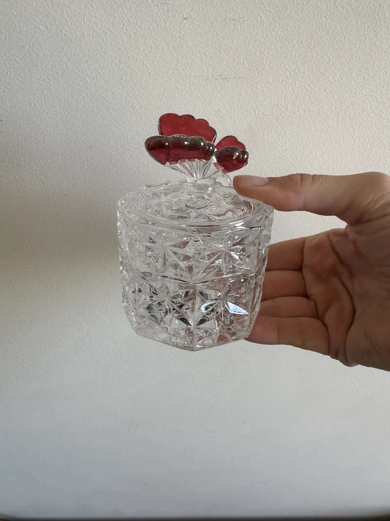 Bonbonnière en cristal de bohème surmontée d'un papillon rose
