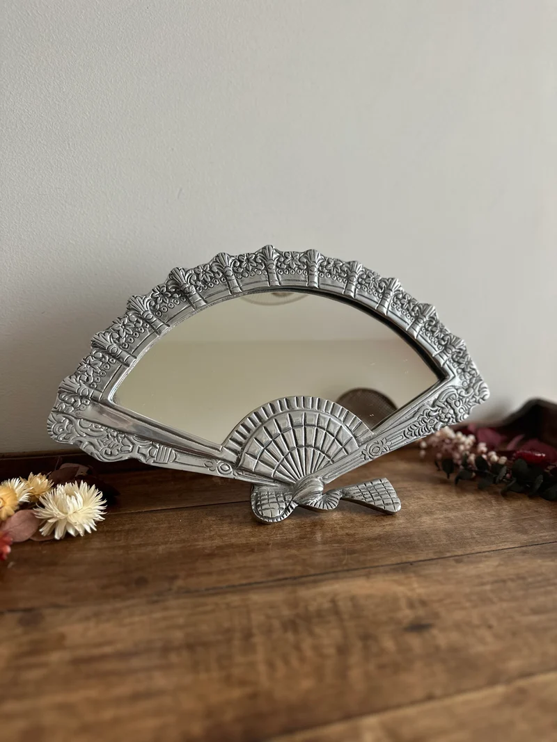 Miroir en forme d'éventail en étain années 80