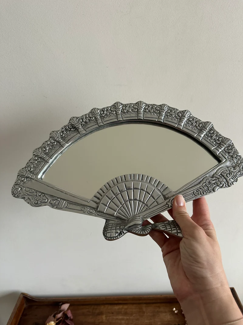 Miroir en forme d'éventail en étain années 80